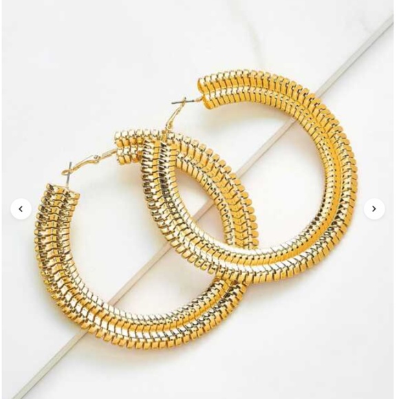 NWT--LARGE GOLD TONE HOOP EARRINGS - Picture 3 of 5